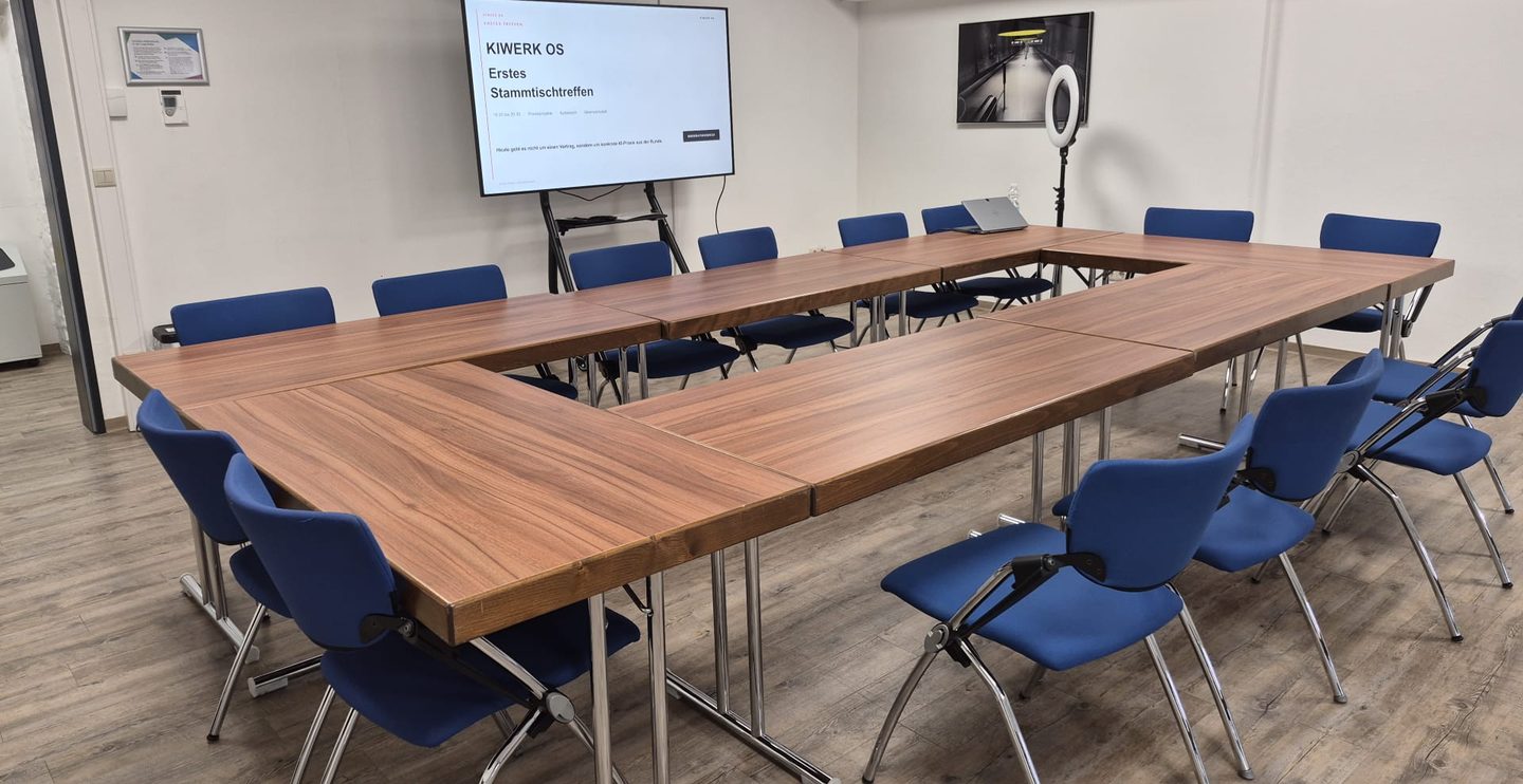 Der vorbereitete Tisch beim ersten KIWERK-OS-Treffen am 2. September 2026 in Osnabrück